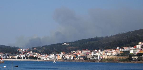 O incendio da zona de Vilarmide dende Corcubión