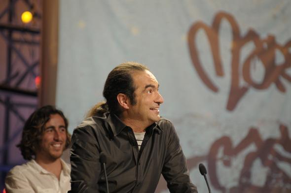 Vicente de Souza recollendo o premio Maria Casares co ceense Ruben Prieto presentandoo