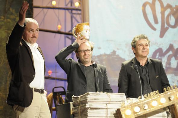 Miguel de Lira, á dereita, recollendo o premio a Sala Nasa, con Xesús Ron e Manuel Cortés