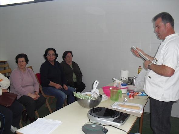 Ricardo Lema imparte o curso de conservas e licores en Muxia