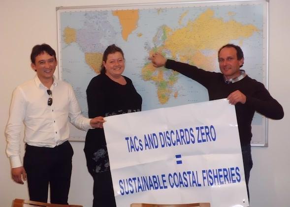 Luís Rodríguez (á dereita) da ASOAR-ARMEGA, coa Ministra danesa e a pancarta reivindicativa pola pesca artesanal