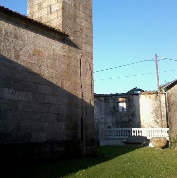 O cable do pararraios descolgouse da Igrexa da pereirina - Foto- Laura Canosa Louzan
