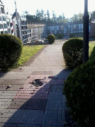 Unha baldosa escachada entre o cemiterio e a igrexa - Foto- Laura Canosa Louzan