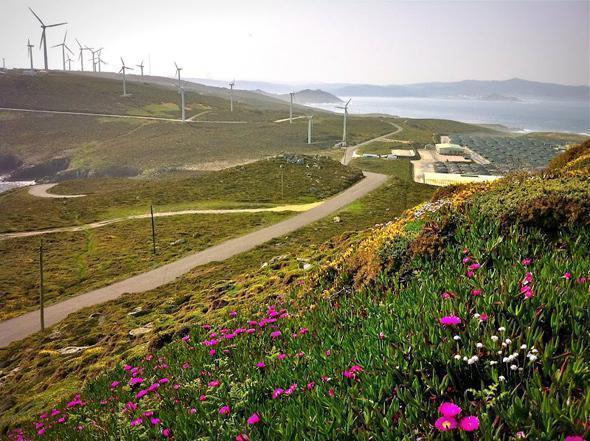 Imaxe da desfeita da piscifactoria e o parque eolico no lugar singular do Cabo Vilan