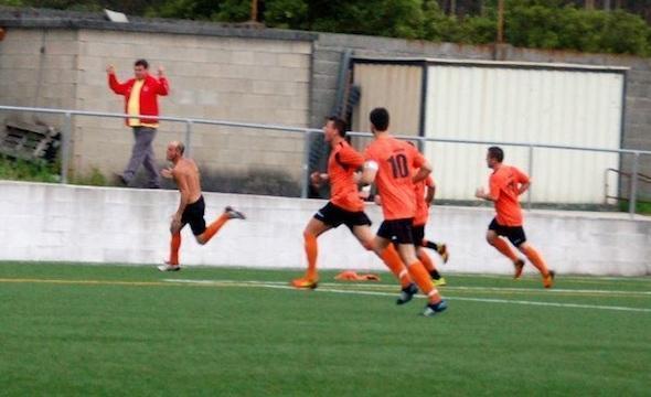 Piti celebrando o gol que da un ascenso - Foto- Gonzalo Sestayo