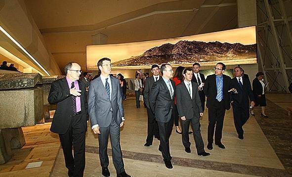 Políticos diante dunha inmensa foto do Monte Pindo na exposicion Gallaecie Petrea