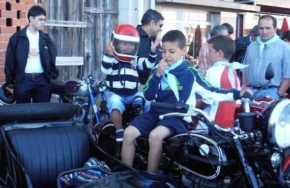 Os-pequenos-puideron-subir-aos-sidecars