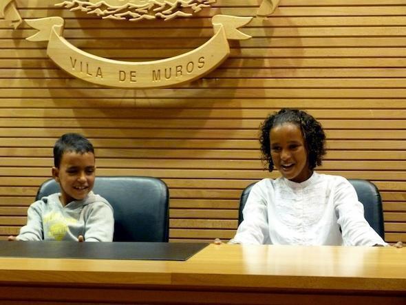 Musta e Chaima na sua despidida no Concello de Muros - Foto- Quin de Muros Musta e Chaima na sua despidida no Concello de Muros - Foto- Quin de Muros