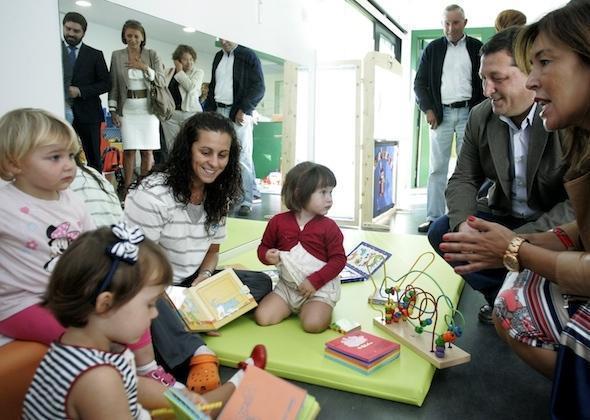 Conselleira de traballo Beatriz Mato, visita escola infantil Fisterra Imaxe da apertura da Escola Infantil de Fisterra