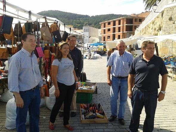 A comitiva do PP o venres no mercado de Fisterra A comitiva do PP o venres no mercado de Fisterra