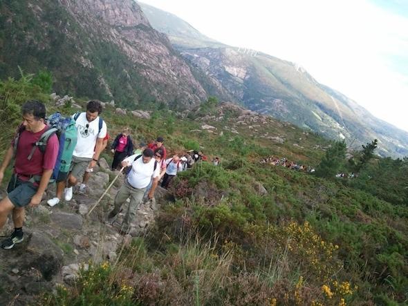 Un interminable rigleira de sendeiristas tomando o Monte Pindo- Foto- David Trillo