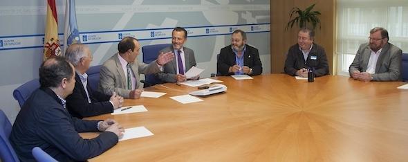 Membros da Neria e da FECOM co Conselleiro Agustín Hernández onte en Santiago