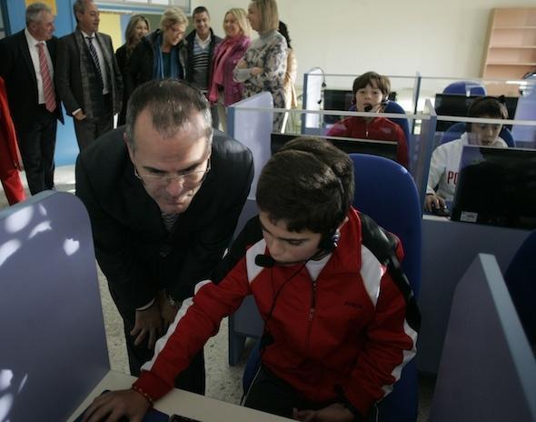 Aula-dixital-do-laboratorio-de-idiomas-no-CEIP-de-Muros Aula dixital do laboratorio de idiomas no CEIP Ramón de Artaza e Malvárez de Muros