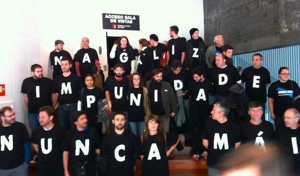 Membros de Nunca Mais protestando as portas do Xuizo do Prestige pola falta de imputados politicos Membros de Nunca Máis protestando as portas do Xuizo do Prestige pola falta de imputados politicos