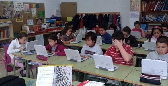 Chegaron as computadoras de Abalar aos muinos Así de atentos estiveron os alumnos do 5º de Primaria ás operacións de matemáticas coas computadoras da Aula Abalar