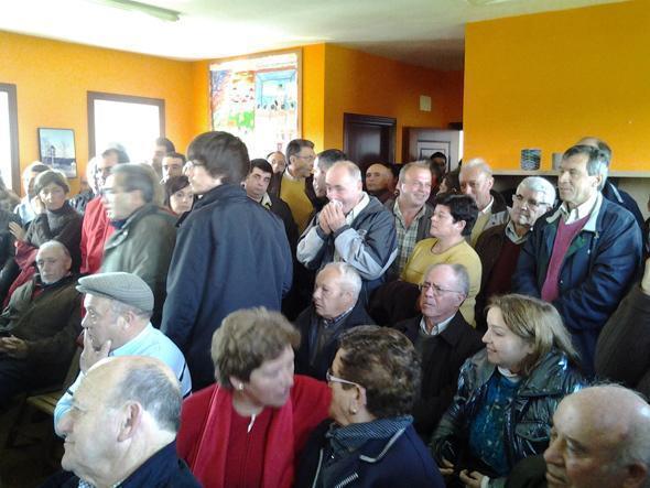 Numerosos vecinos encheron o local social de Corcoesto Numerosos veciños encheron o local social de Corcoesto