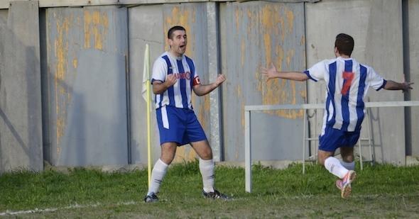 Martin celebra o gol da vitoria en Louro-Foto- Jorge Parri Martín celebra o gol da vitoria do Baio en Louro-Foto- Jorge Parri