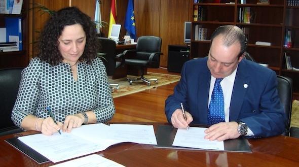 O alcalde de Camarinas asinando o convenio con Belen do Campo O alcalde de Camarinas asinando o convenio con Belen do Campo