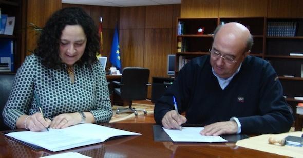 O alcalde de Ponteceso asinando o convenio con Belen do Campo O alcalde de Ponteceso asinando o convenio con Belen do Campo
