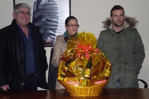 O-alcalde-e-o-Presidente-dos-Hostaleiros-de-Muxia-entrega-a-cesta-a-ganadora-da-Ruta-dos-Pinchos-de-Entroido O-alcalde-e-o-Presidente-dos-Hostaleiros-de-Muxia-entrega-a-cesta-a-ganadora-da-Ruta-dos-Pinchos-de-Entroido