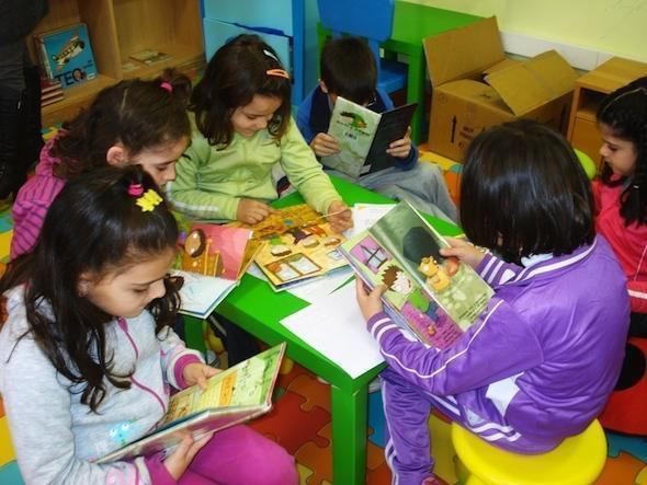 As pequenas dos Muinos lendo e lendo no novo Clube de Lectura As pequenas dos Muíños lendo e lendo no novo Clube de Lectura