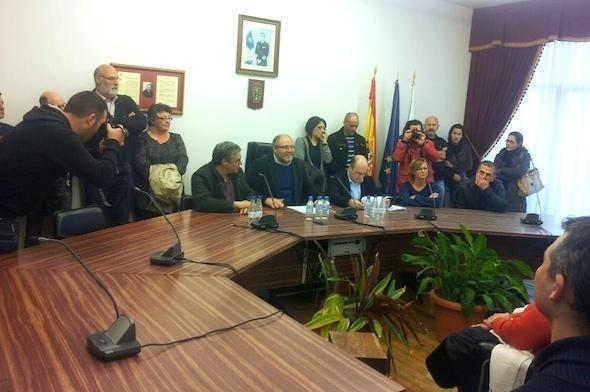 O alcalde de VImianzo expresouse sobre a mocion apoiado por numerosos vecinos-Foto- Balbina O alcalde de VImianzo expresouse sobre a mocion apoiado por numerosos vecinos-Foto- Balbina