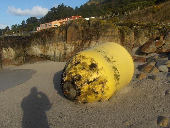 Boia das gaiolas de salmon da ria de Muros na praia de San Francisco Boia das gaiolas de salmon da ria de Muros na praia de San Francisco