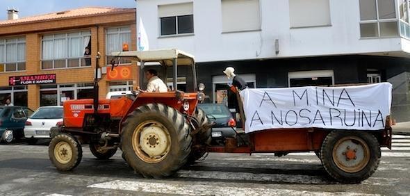 Tractorada contra a mina de ouro de Corcoesto- Foto- Jose Manuel Ojen Tractorada contra a mina de ouro de Corcoesto- Foto- Jose Manuel Ojen