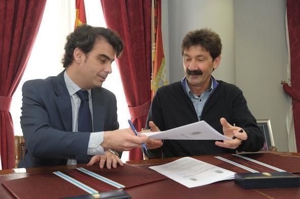 Calvo e Pequeno Calvo e Pequeño asinando o convenio entre Deputación e Concello de Dumbría