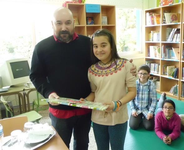 Rivadulla Corcon entregou o premio ao mellor conto de 5 a Alexandra Suarez Quintans Rivadulla Corcón entregou o premio ao mellor conto de 5º do CEIP Santa Eulalia a Alexandra Suárez Quintáns