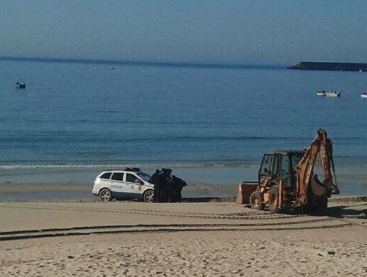POlicia autonomica na praia Unha grúa tivo que acodir para sacar o vehículo da Policía Autonómica da praia Langosteira
