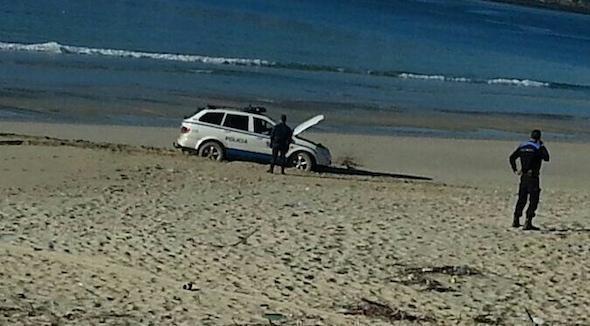 O coche da Policia Autonomica atrapado no areal de Langosteira Fisterra O coche da Policia Autonomica atrapado no areal de Langosteira Fisterra