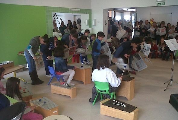 Os alumnos da ESMU de Carnota tocando na escola infantil Os alumnos da ESMU de Carnota tocando na escola infantil