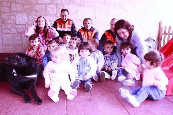 Os peques da Garderia de Cee co equipo de proteccion Civil e mais Hippy Os peques da Garderia de Cee co equipo de proteccion Civil e mais Hippy