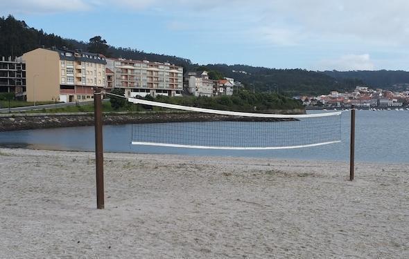 Rede de volei praia instalada na praia da Concha de Cee Rede de volei praia instalada na praia da Concha de Cee