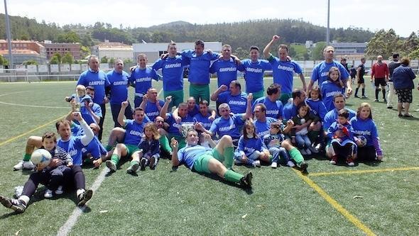Coristanco celebrando o titulo de Campions da Copa da Costa de Veteranos 2013 O Coristanco celebrando o título de Campións da Copa da Costa de Veteranos 2013