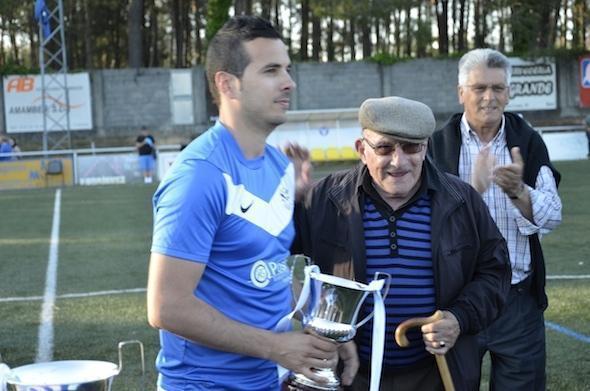 Final Copa da Costa 2013-Foto- Jorge Parri-Marcos recibindo o trofeo de subcampion Marcos recibindo o trofeo de subcampión da Copa da Costa 2013 para o Malpica-Foto- Jorge Parri