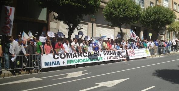 Medio millar de persoas berraron Corcoesto Si en Compostela Medio millar de persoas berraron Corcoesto Si en Compostela