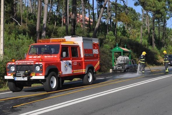 O Coche dos Bombeiros de Cee no lugar do incendio-Foto-Dario Gomez O Coche dos Bombeiros de Cee no lugar do incendio-Foto-Dario Gomez