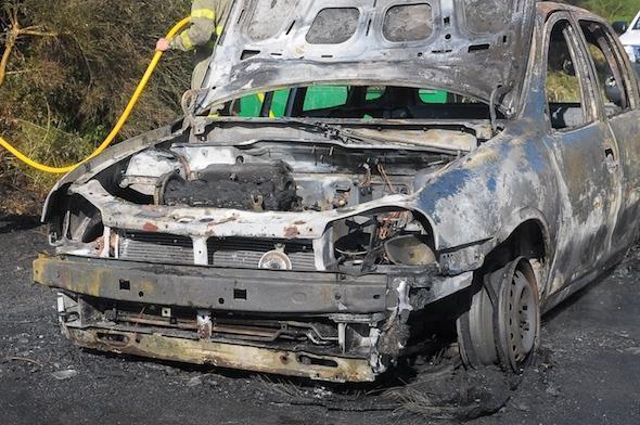 O coche quedou totalmente calcinado-Foto-Dario Gomez O coche quedou totalmente calcinado-Foto-Dario Gomez