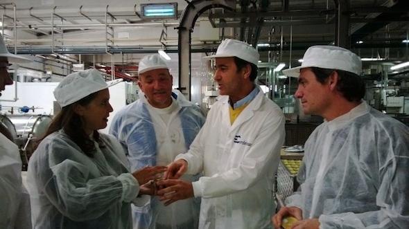 Ana Miranda e Daniel Rodas en Cerdeiras Ana Miranda e Daniel Rodas con Andrés Cerdeiras en Industrias Cerdeimar