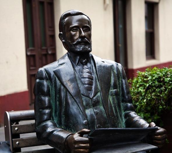 escultura-de-Alfredo-Branhas Escultura de Alfredo Brañas na Rúa Coruña de Carballo-Foto-Turismo Carballo