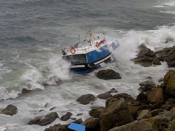 Barco Pampin de Fisterra que encallou en Punta Finsin-Foto-Tyta Lema Barco Pampin de Fisterra que encallou en Punta Finsin-Foto-Tyta Lema