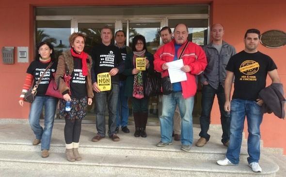 Vecinos de Cabana entregando o Premio Cemento ao alcalde no Concello de Cabana 2 Vecinos de Cabana entregando o Premio Cemento ao alcalde no Concello de Cabana 2