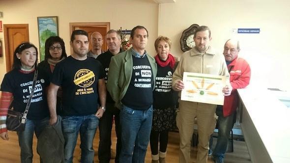 Vecinos de Cabaan entregando o Premio Cemento ao alcalde no Concello de Cabana Vecinos de Cabaan entregando o Premio Cemento ao alcalde no Concello de Cabana