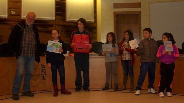 Peques debuxantes de Carnota coas suas postais de Nadal Peques debuxantes de Carnota coas suas postais de Nadal