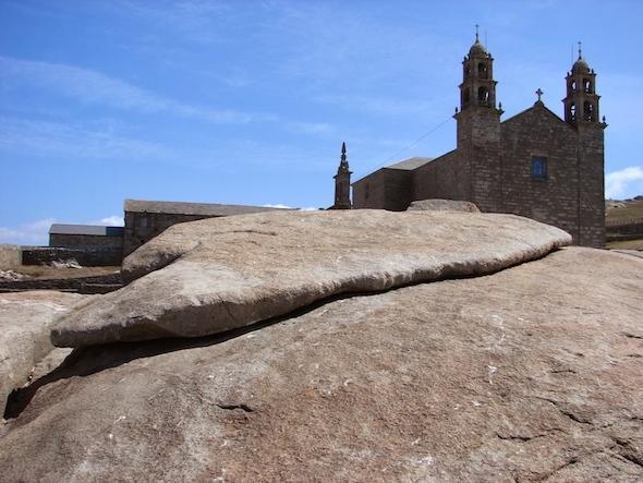 A Pedra de Abalar e o santuario da Barca- Foto XM Lema