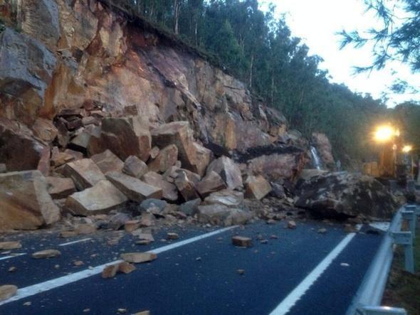 Derrubamento na estrada de Muros-Foto-Quin Muros Derrubamento na estrada de Muros-Foto-Quin Muros