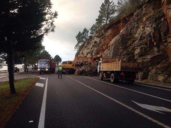 Un bo furado deixou o talud na estrada-Foto-Quin Muros Un bo furado deixou o talud na estrada-Foto-Quin Muros