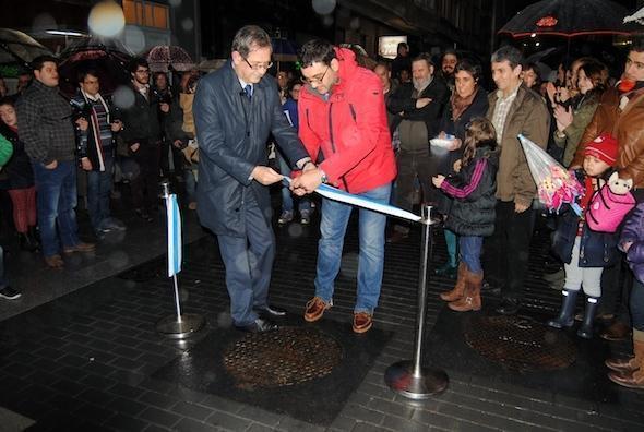 Cortando a cinta da Rua Valle Inclan de Carballo Cortando a cinta da Rua Valle Inclan de Carballo